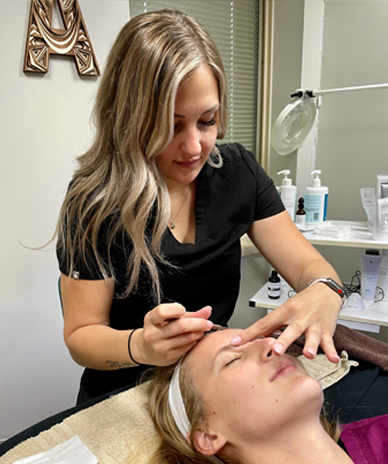 Jamie Popp Dermaplaning